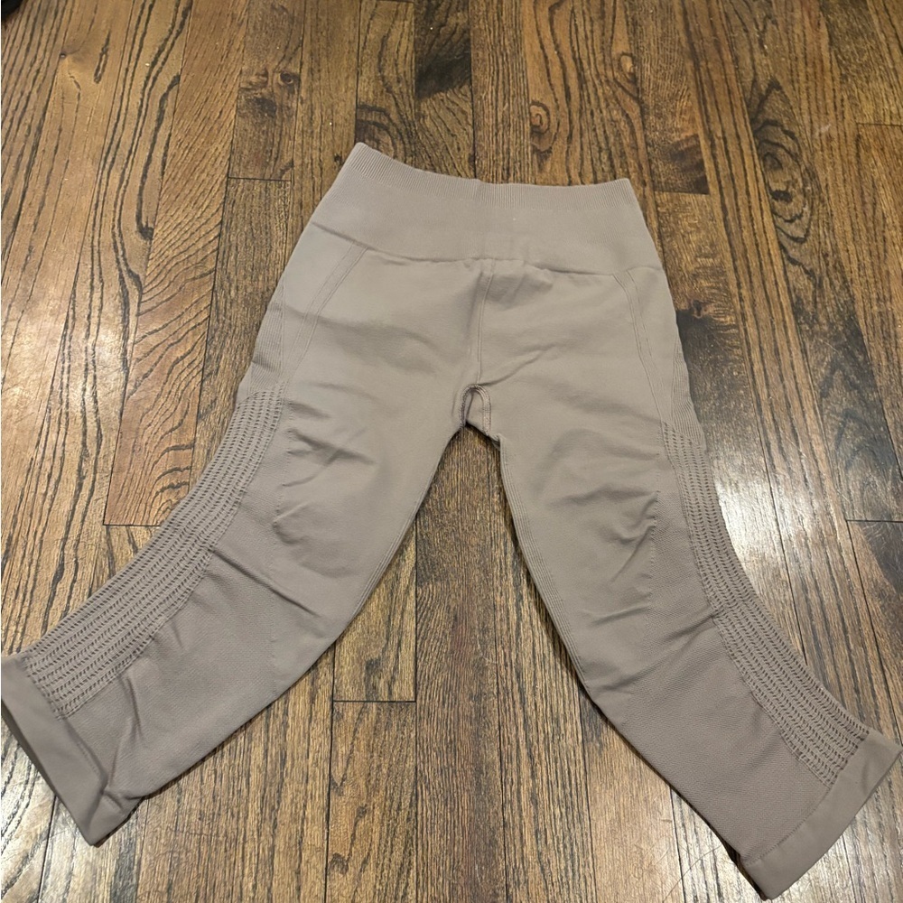 Lululemon Reveal Crop Precision in Lunar rock - size 4